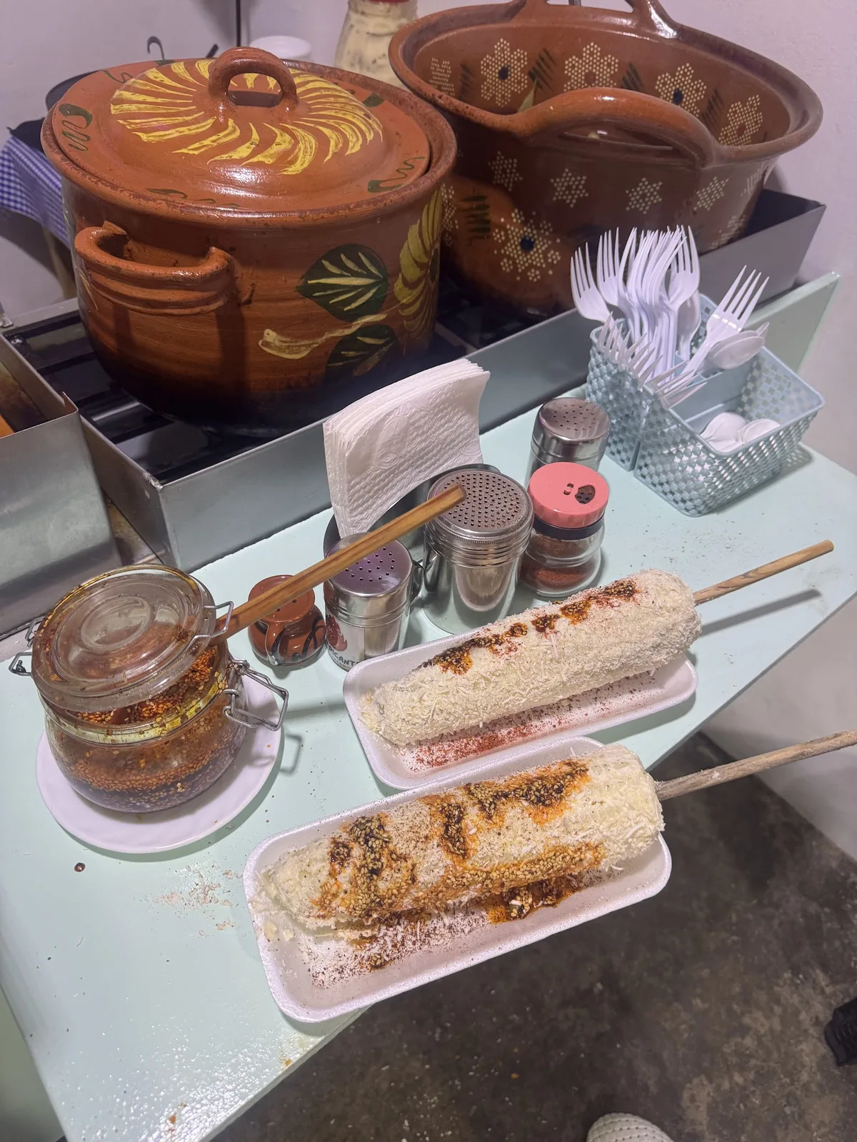 Elotes preparados con queso, chile y salsa